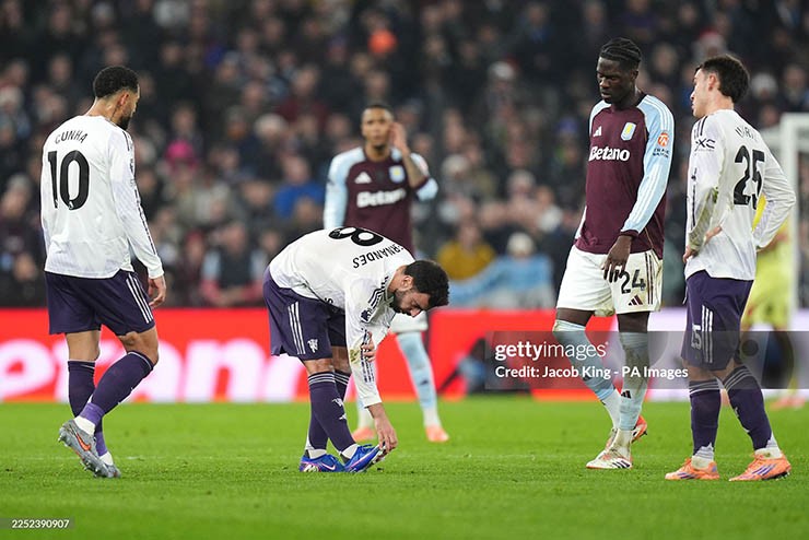 Fernandes nhiều lần chịu các pha vào bóng ác ý của cầu thủ Aston Villa