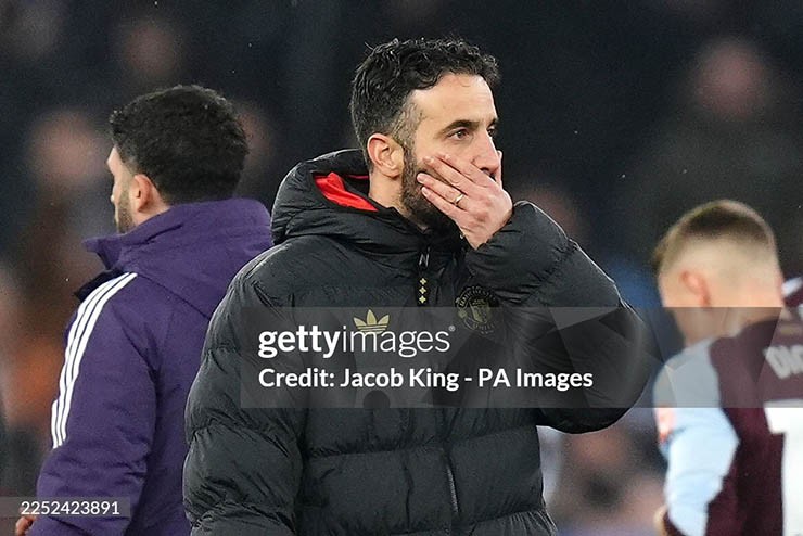 Vẻ thất vọng của HLV Amorim sau trận