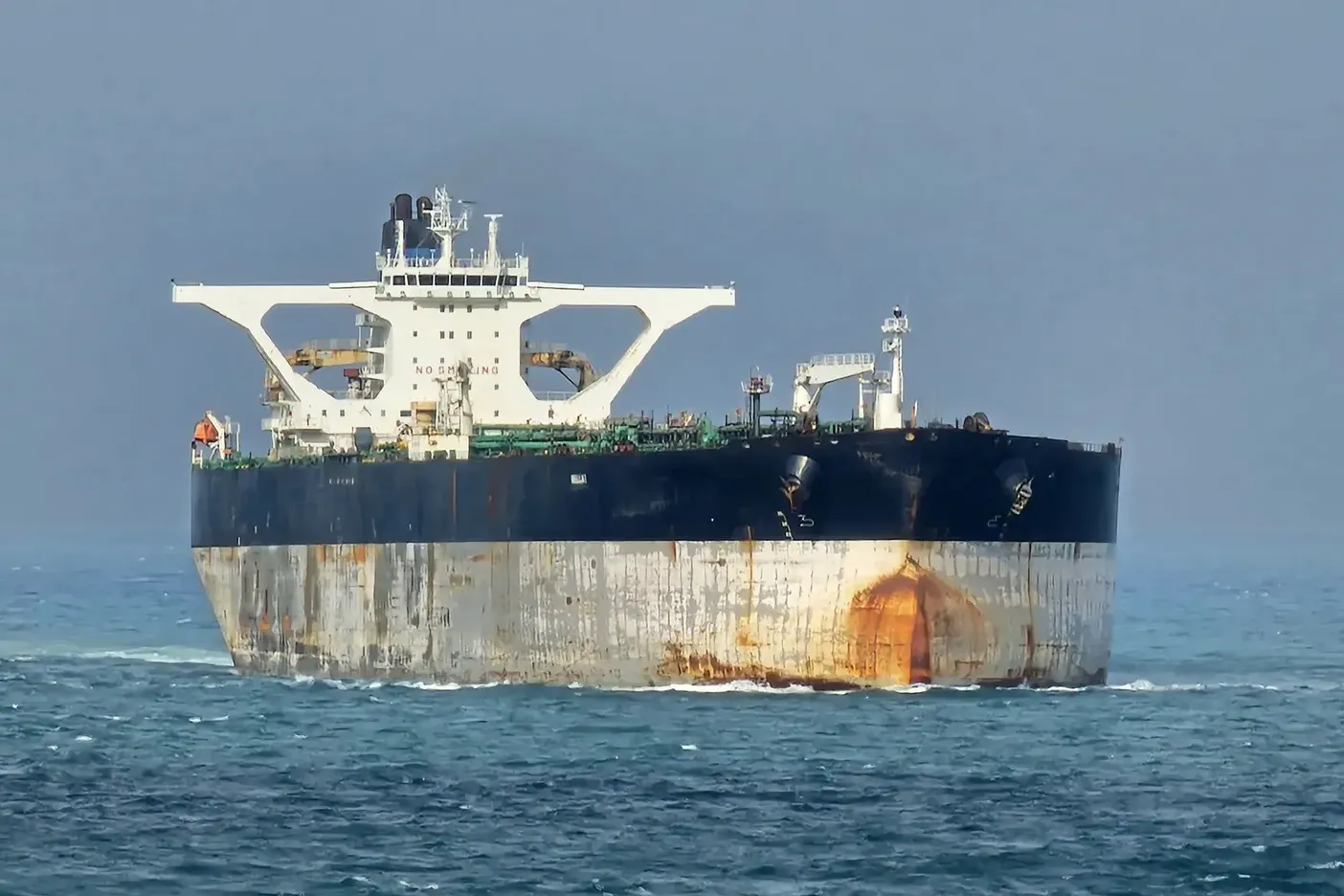 Mỹ truy đuổi tàu dầu thứ ba của Venezuela, giá dầu vọt tăng - 1