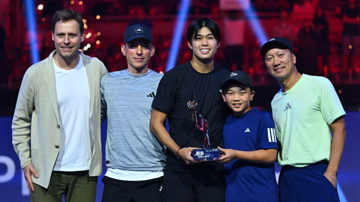 Michael Chang (bên phải) tới và giúp Tien tiếp tục hoàn thiện