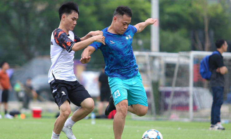 Đội bóng trang thông tin điện tử tổng hợp 24h (áo xanh) có lần thứ hai dự giải...