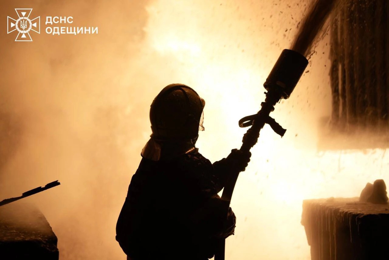 Lính cứu hỏa dập lửa ở một khu vực thuộc Odessa&nbsp;hôm 22/12 (ảnh: Kyiv Independent)