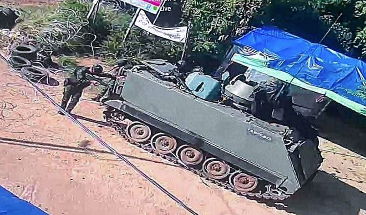 Xe bọc thép được cho là của Thái Lan gần biên giới với Campuchia (ảnh: Khmer Times)