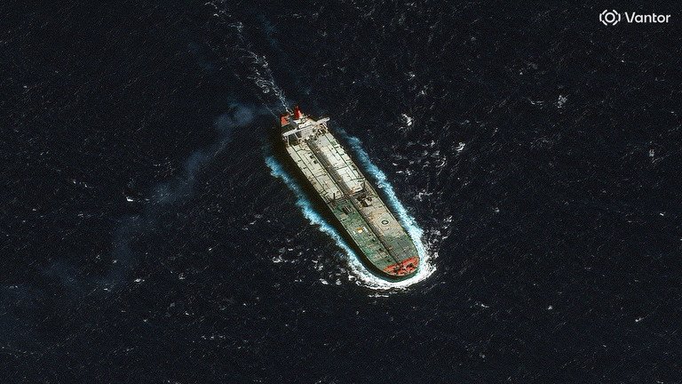 Tàu dầu tháo chạy khi bị lực lượng Mỹ truy đuổi ngoài khơi Venezuela - 1