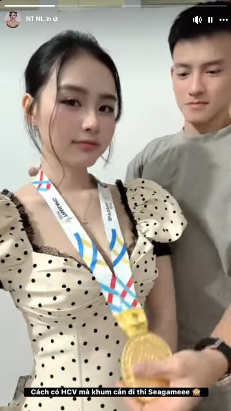 Người hùng U22 Việt Nam tặng HCV SEA Games cho vợ xinh, Đình Bắc được FIFA vinh danh - 1