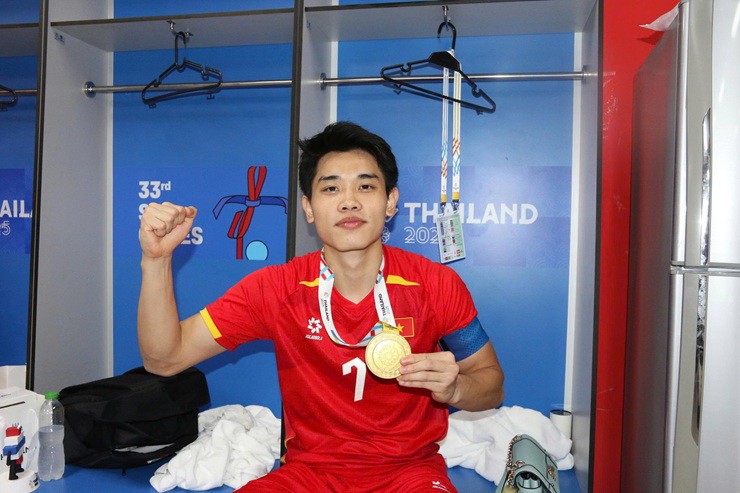 Người hùng U22 Việt Nam tặng HCV SEA Games cho vợ xinh, Đình Bắc được FIFA vinh danh - 3