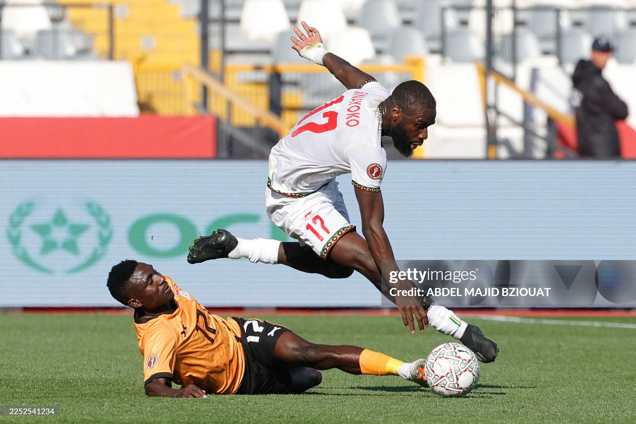 Mali (áo trắng) tấn công ngay sau tiếng còi khai cuộc