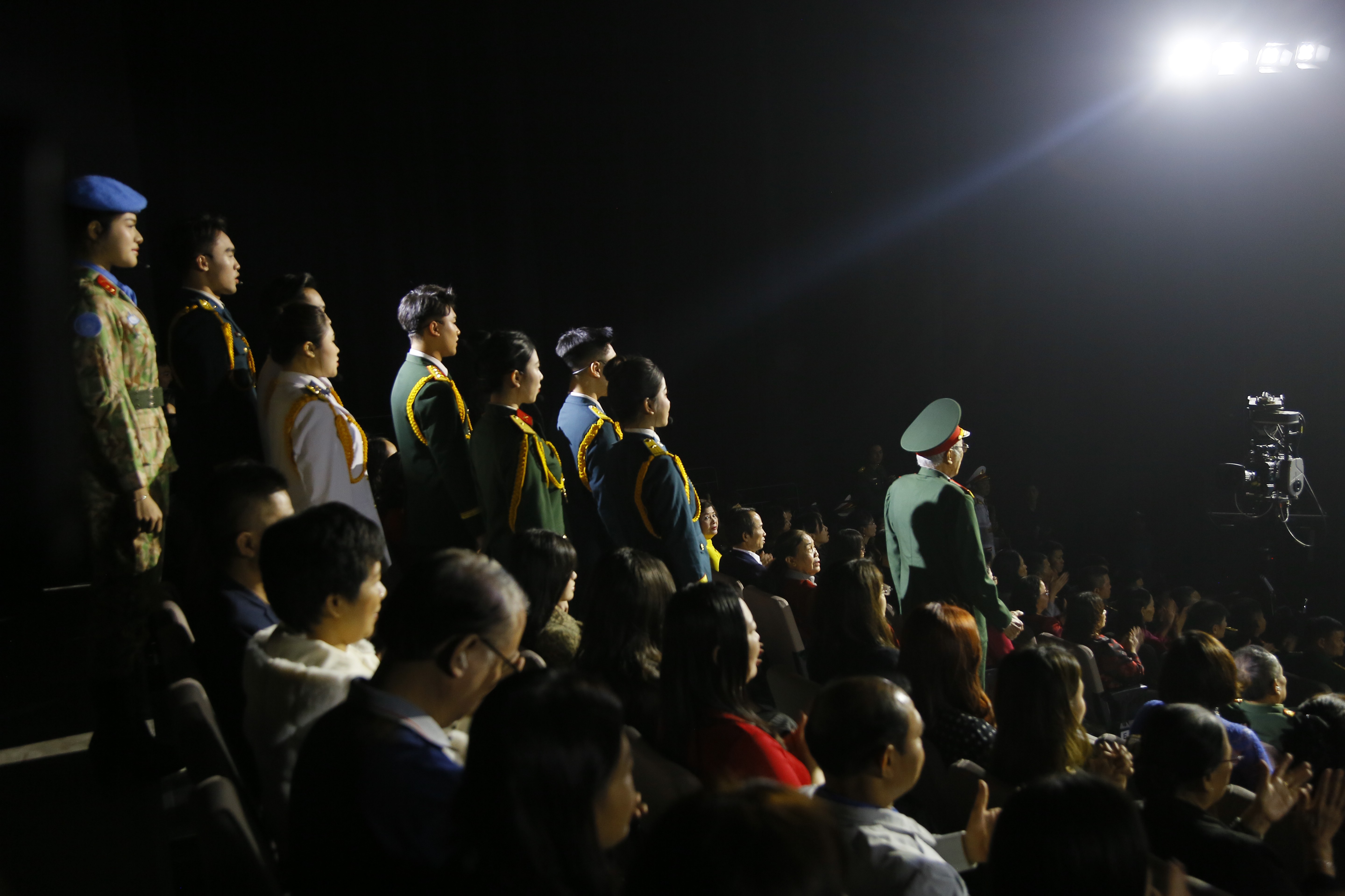 Trung úy bật khóc khi gặp lại bạn gái trên sóng trực tiếp - 1