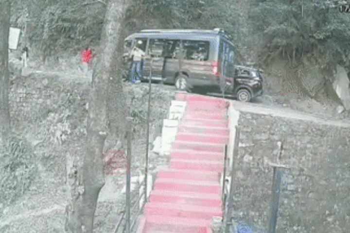 Tài xế quên kéo phanh tay khiến xe trôi dốc, du khách thoát nạn trong gang tấc