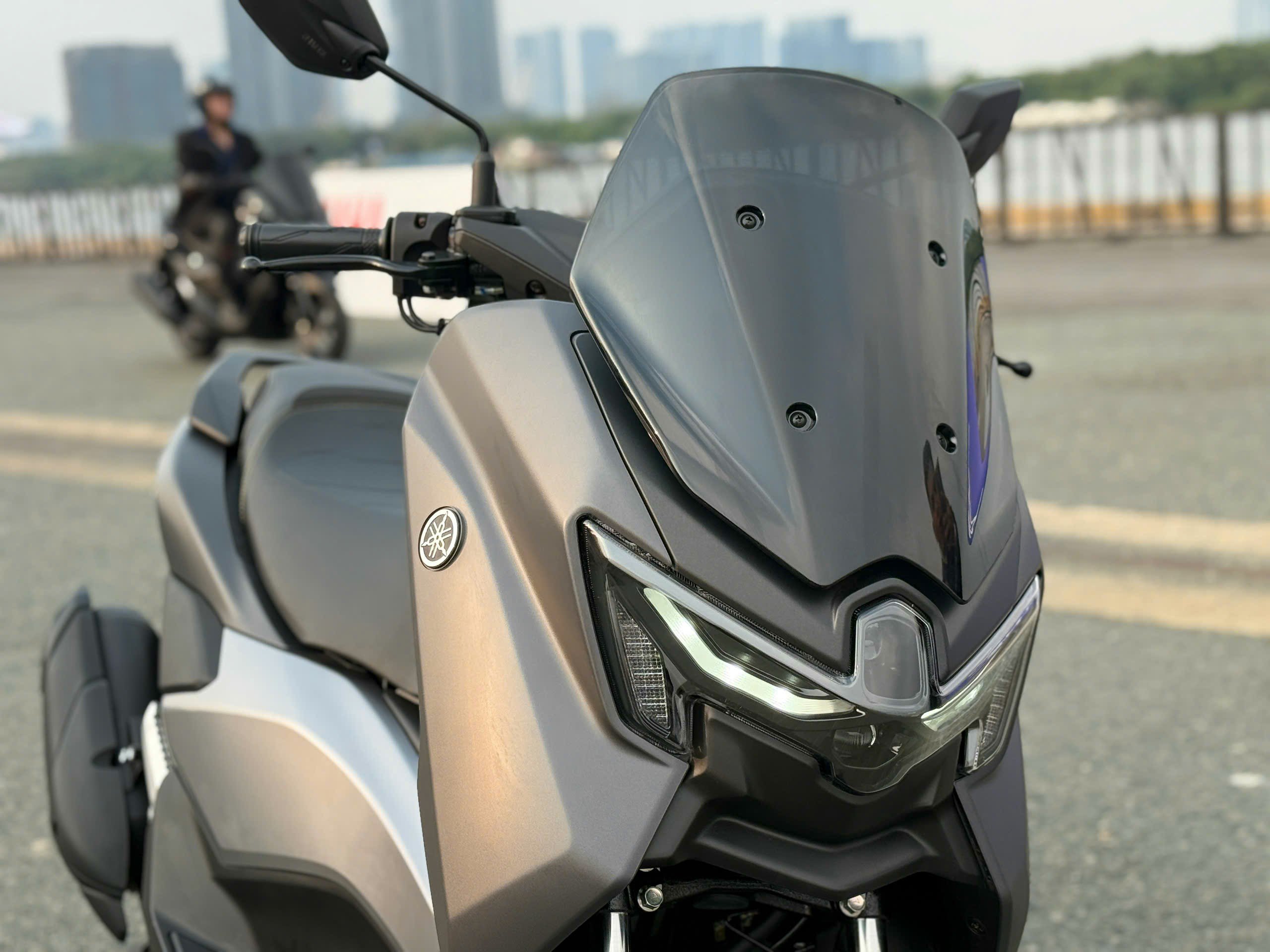 Yamaha NMAX sở hữu cốp chứa đồ rộng 22,3 lít ở bản Tech Max (tăng lên thành 24 lít ở bản Tiêu chuẩn).