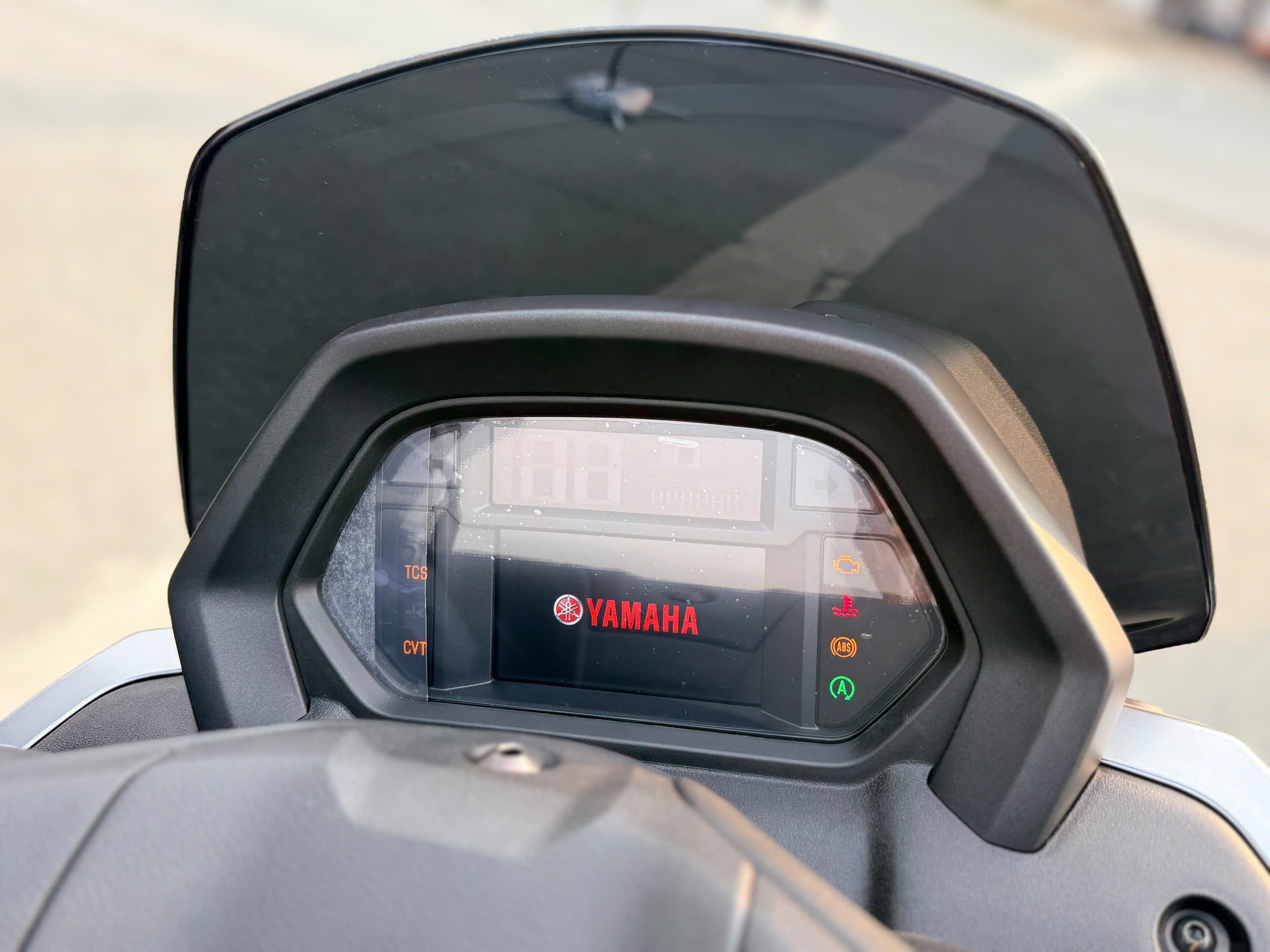 Màn hình TFT màu kích thước 4,2 inch cùng một màn hình LCD thiết kế mới, tích hợp sẵn bản đồ di chuyển.