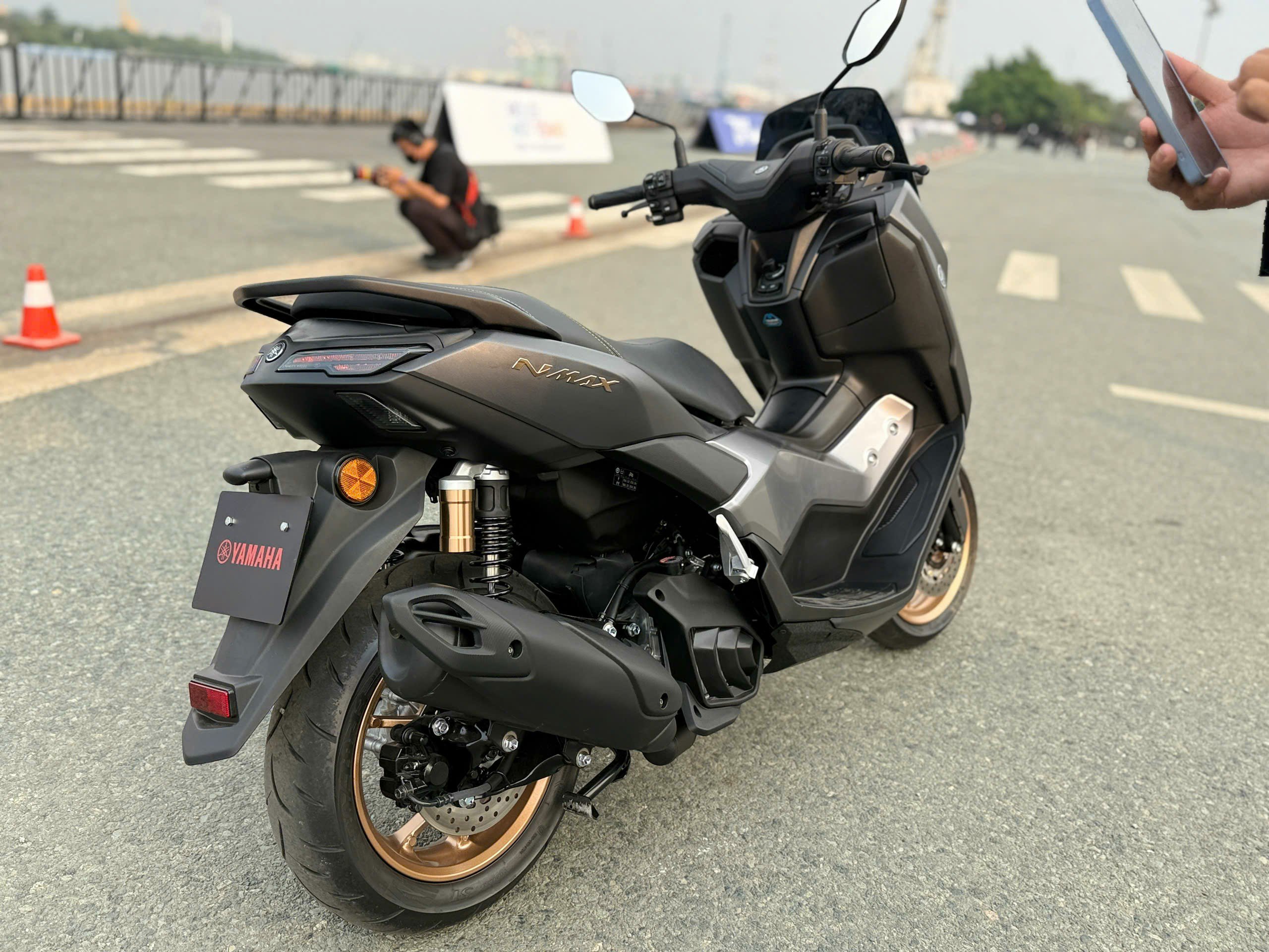 Yamaha NMAX 155 được xem là đối thủ trực tiếp của Honda SH160i.