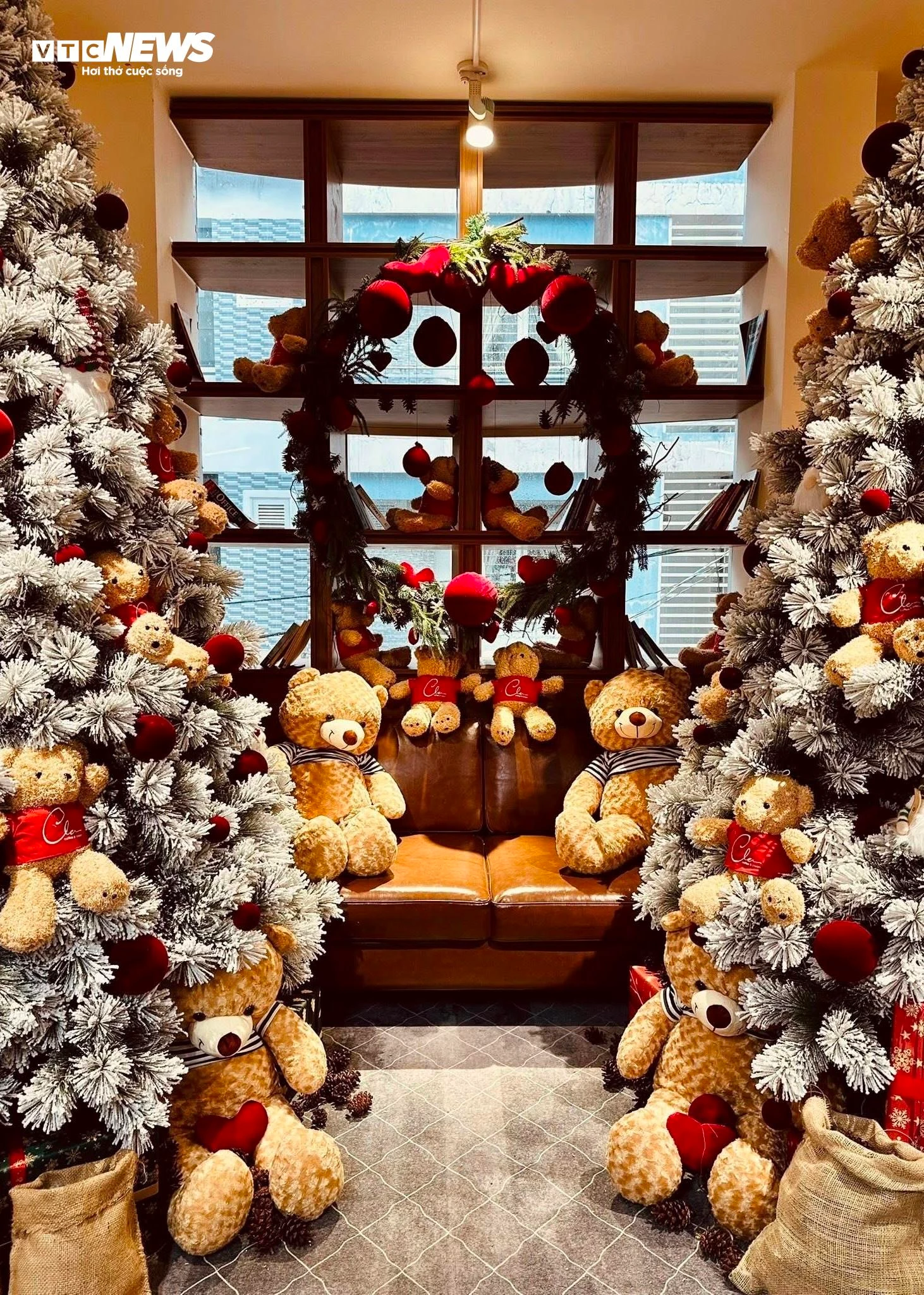 Hàng quán ở TP.HCM rực rỡ không khí Giáng sinh, giới trẻ đua nhau check-in - 2