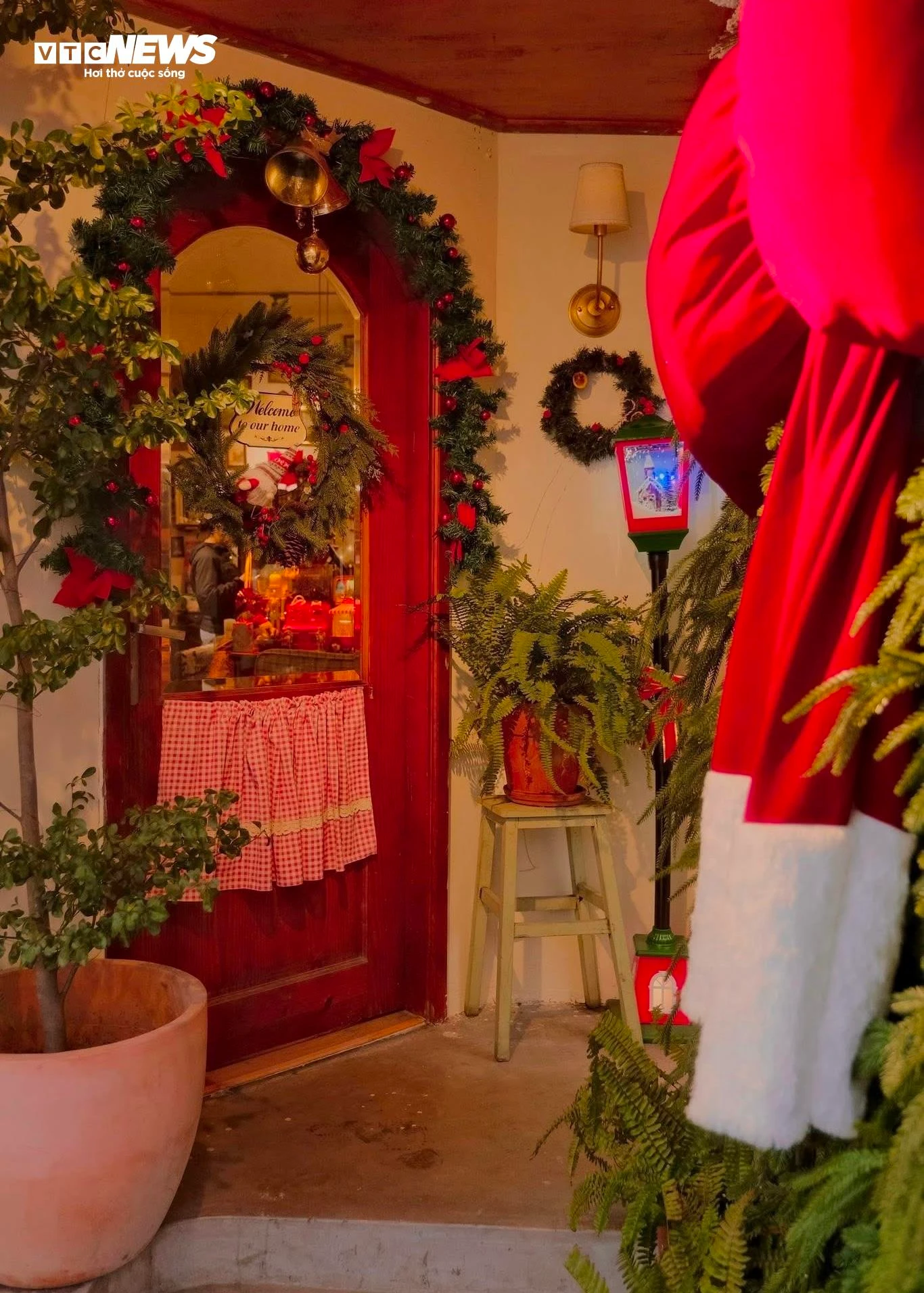 Hàng quán ở TP.HCM rực rỡ không khí Giáng sinh, giới trẻ đua nhau check-in - 11