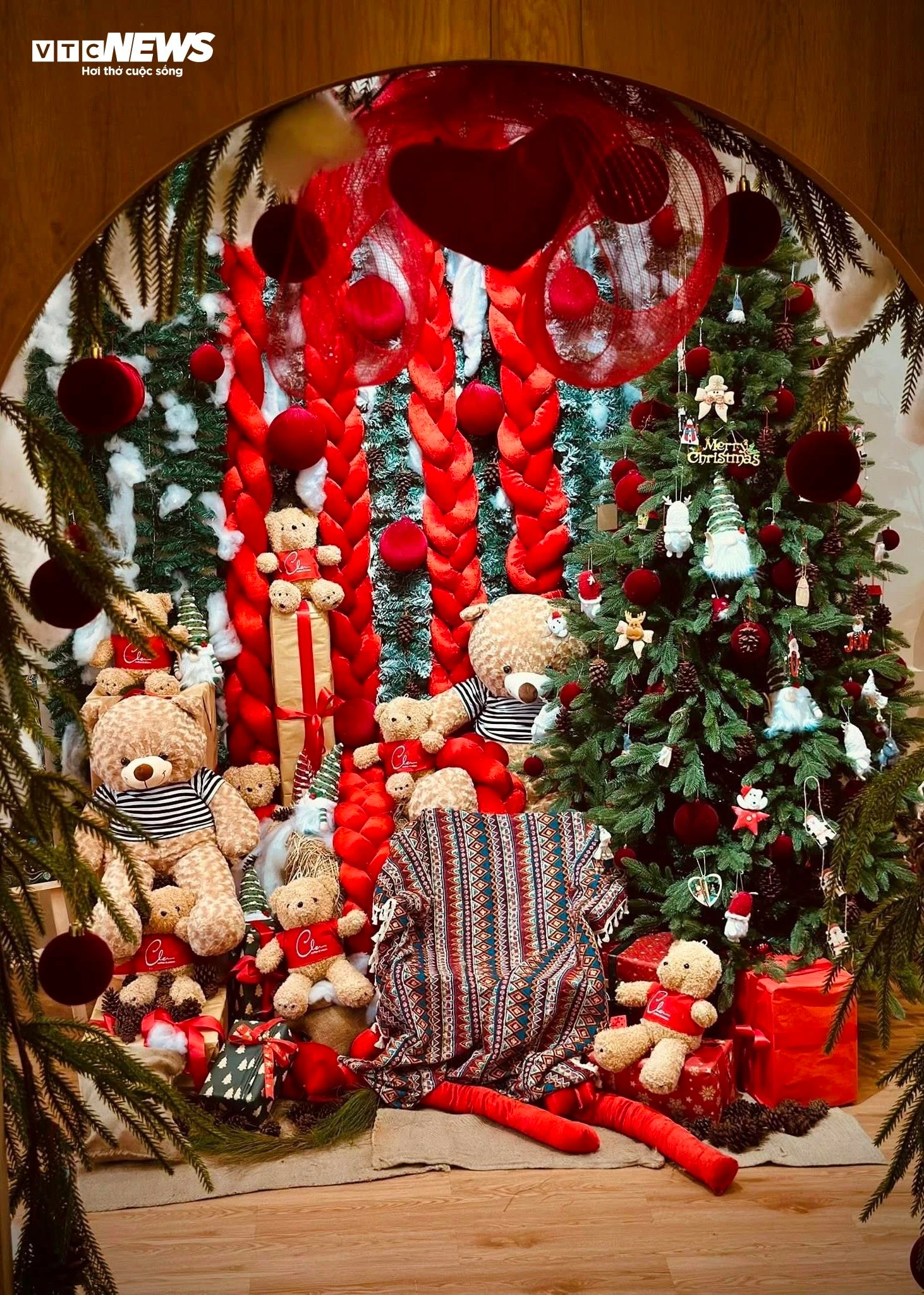 Hàng quán ở TP.HCM rực rỡ không khí Giáng sinh, giới trẻ đua nhau check-in - 3