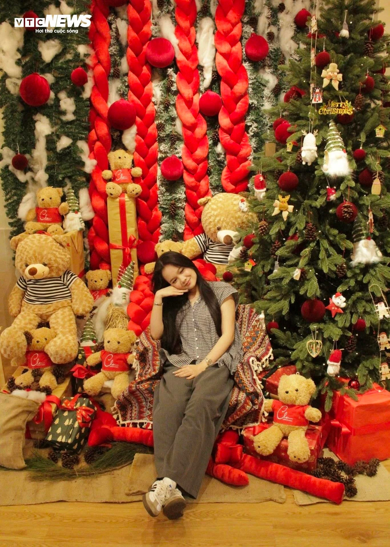 Hàng quán ở TP.HCM rực rỡ không khí Giáng sinh, giới trẻ đua nhau check-in - 4