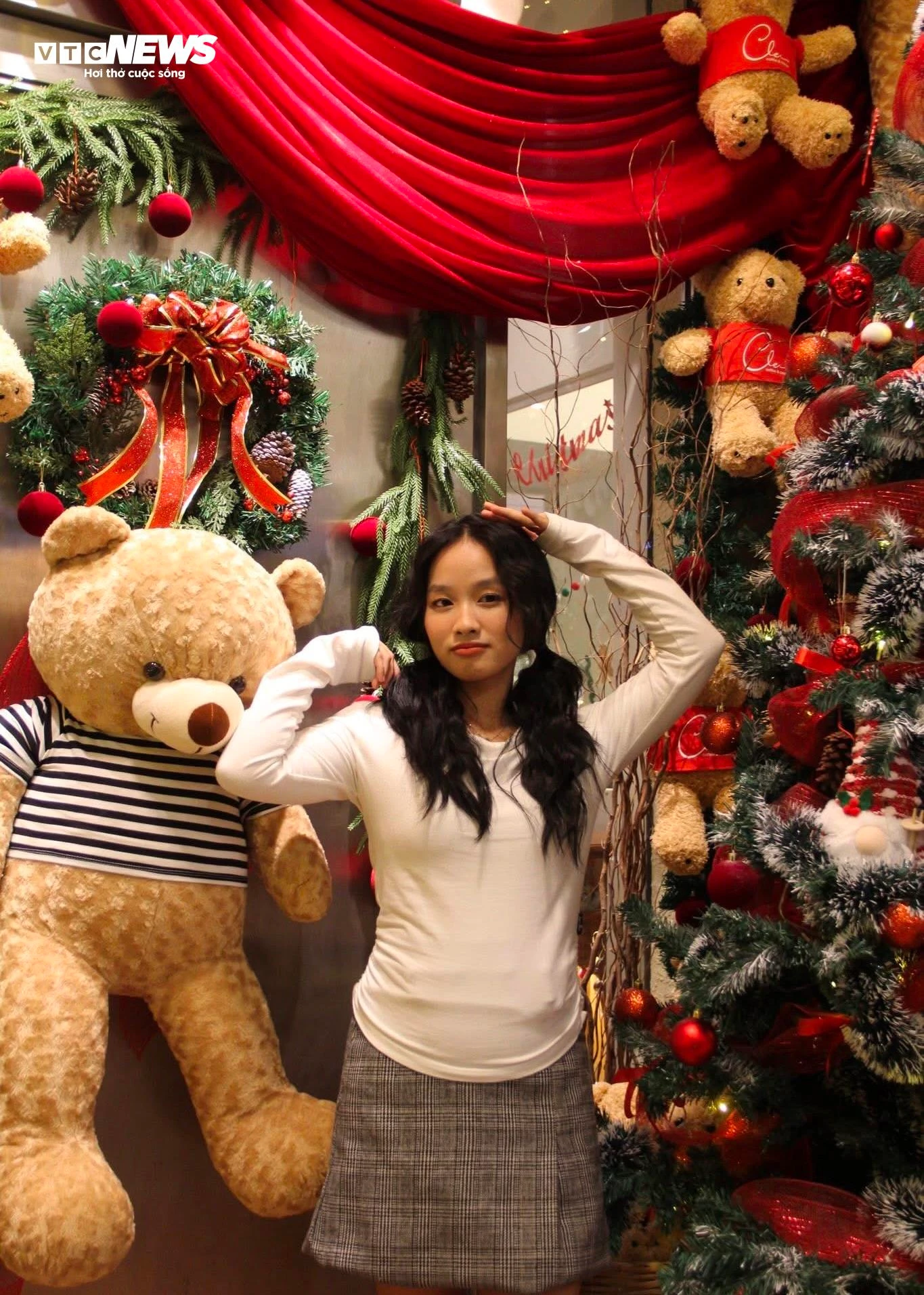 Hàng quán ở TP.HCM rực rỡ không khí Giáng sinh, giới trẻ đua nhau check-in - 5