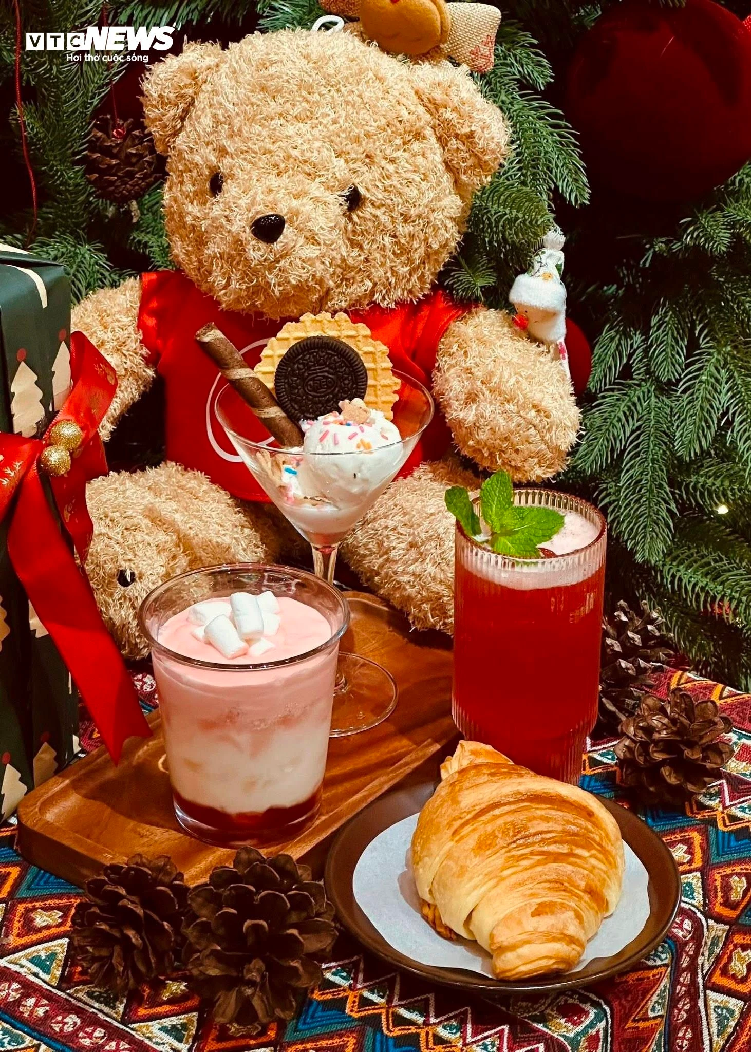 Hàng quán ở TP.HCM rực rỡ không khí Giáng sinh, giới trẻ đua nhau check-in - 6