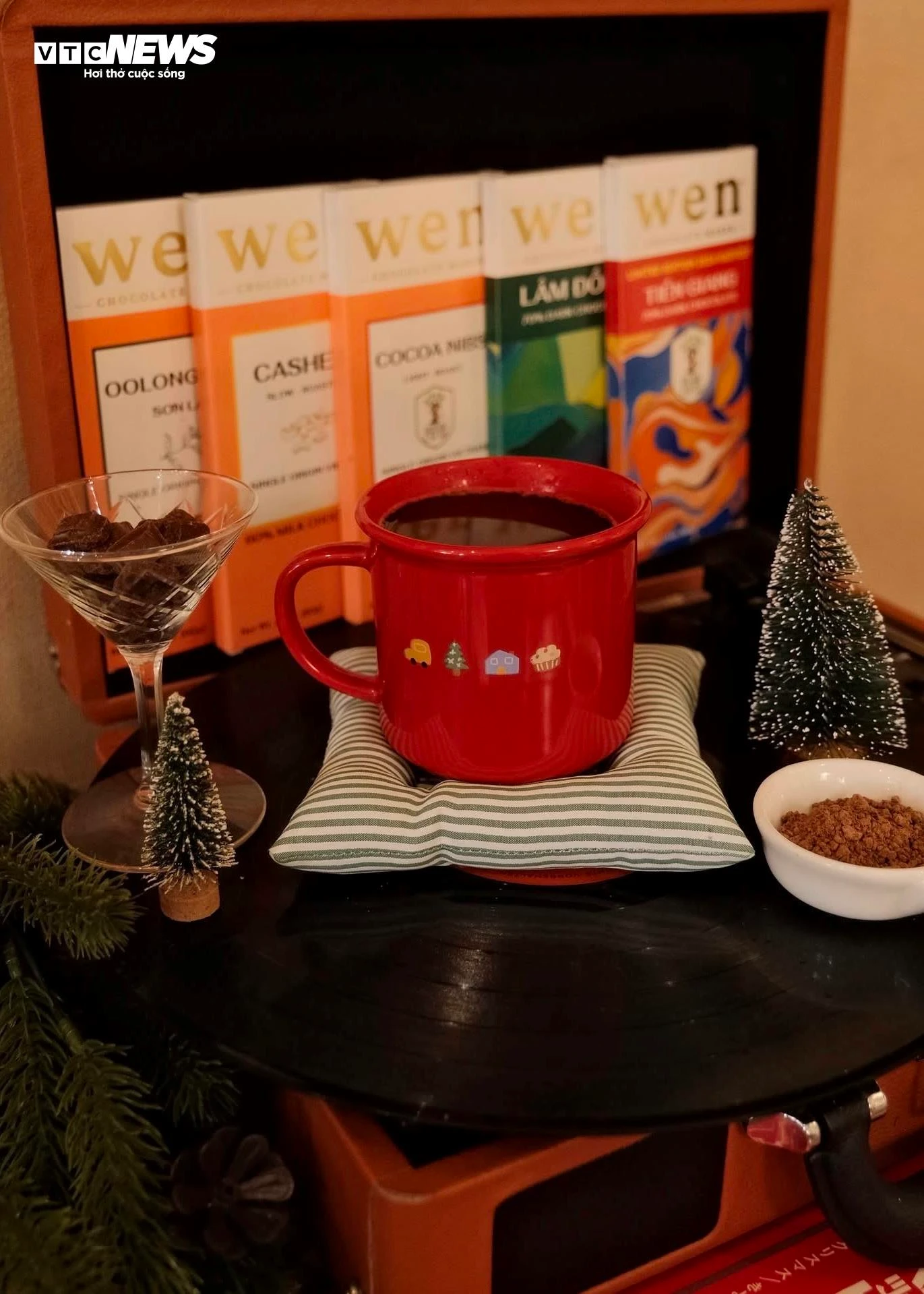 Hàng quán ở TP.HCM rực rỡ không khí Giáng sinh, giới trẻ đua nhau check-in - 7