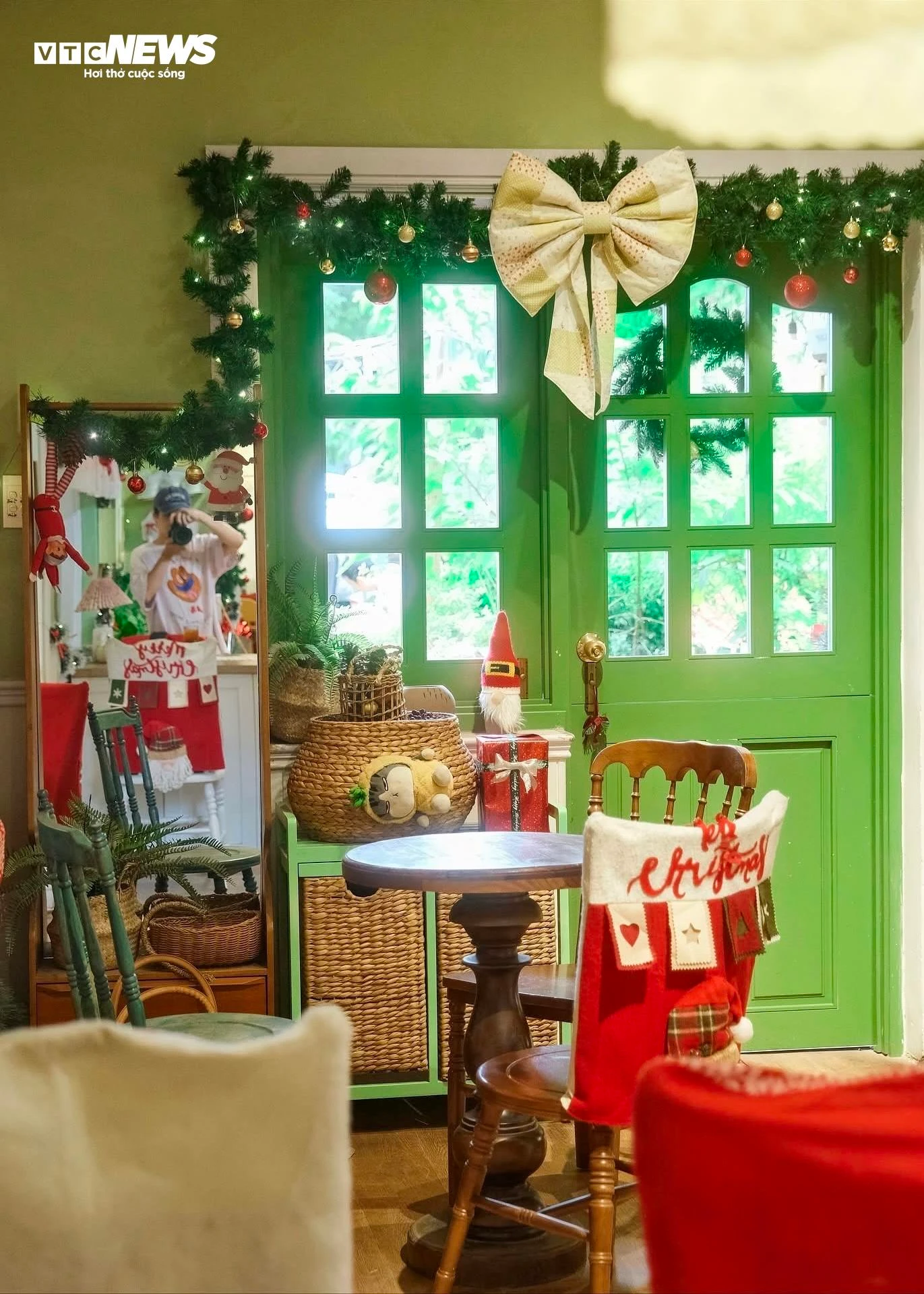 Hàng quán ở TP.HCM rực rỡ không khí Giáng sinh, giới trẻ đua nhau check-in - 8