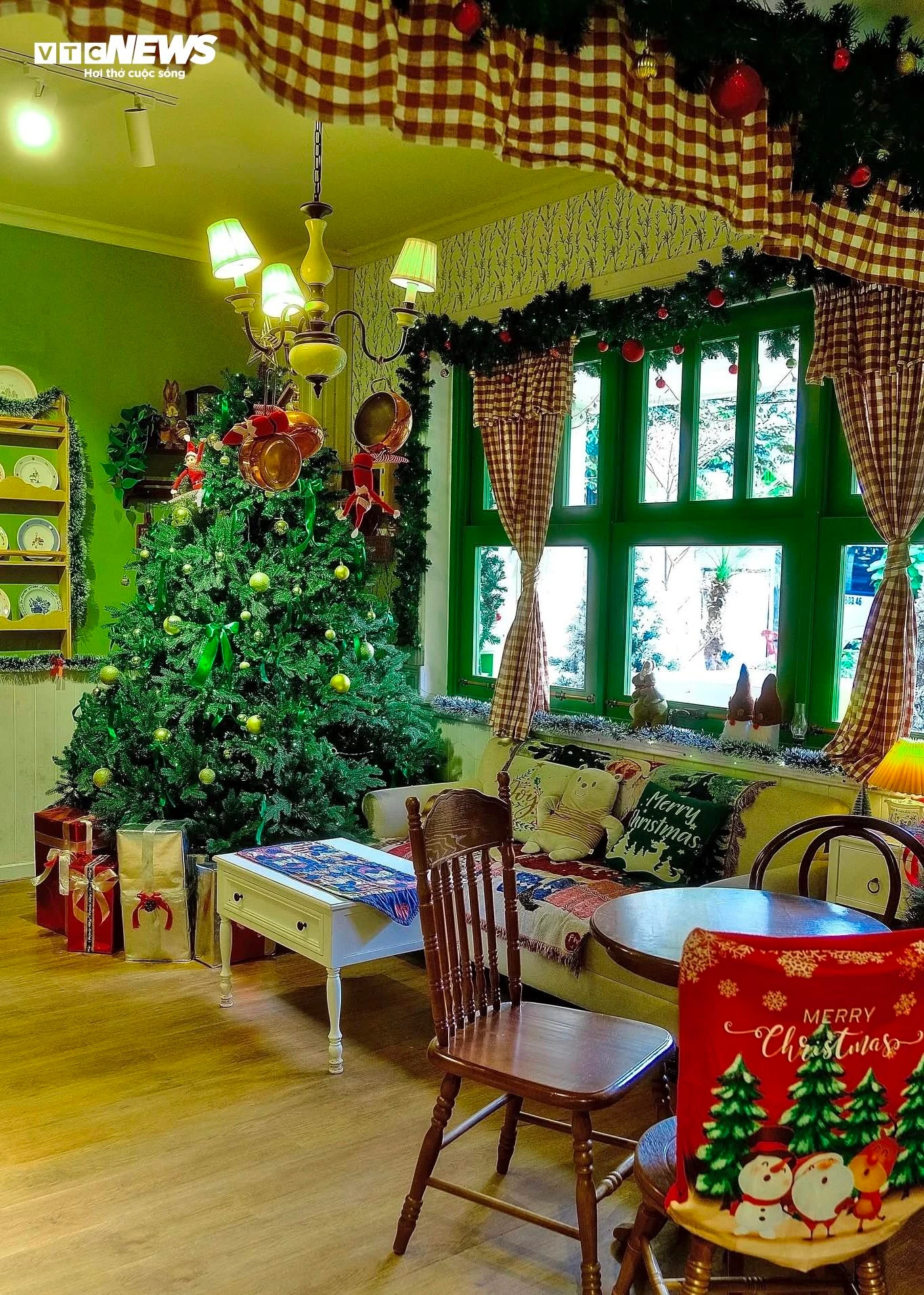 Hàng quán ở TP.HCM rực rỡ không khí Giáng sinh, giới trẻ đua nhau check-in - 9