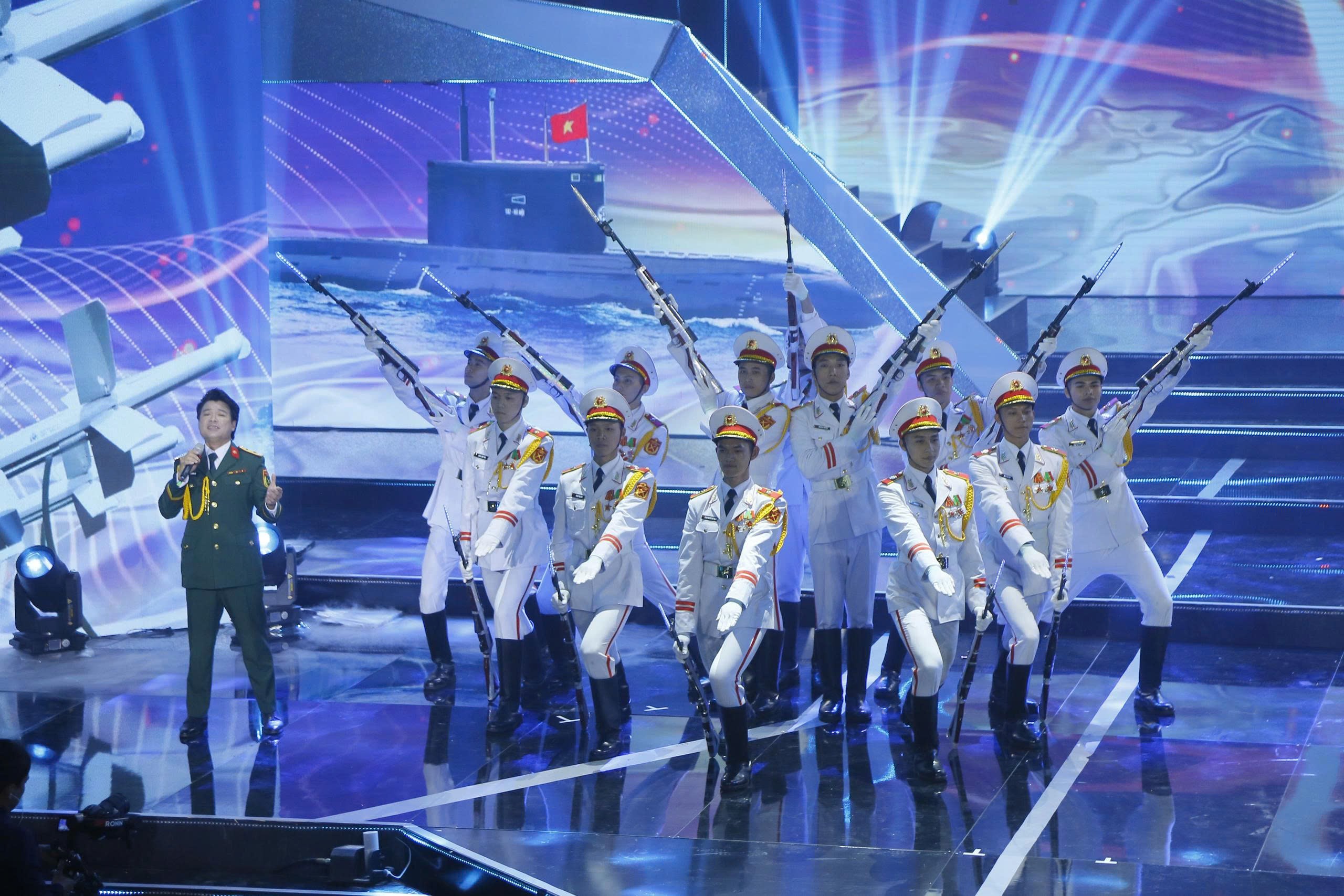 Trung úy bật khóc khi gặp lại bạn gái trên sóng trực tiếp - 2