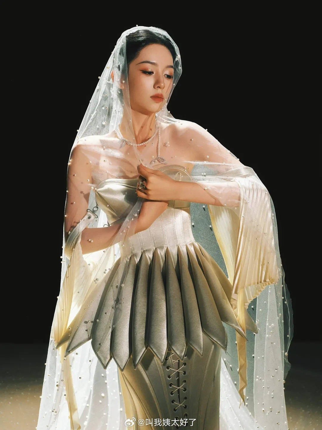 Váy áo quá cầu kỳ, sao Hoa ngữ gặp "kiếp nạn" trên thảm đỏ Tinh Quang Đại Thưởng - 5