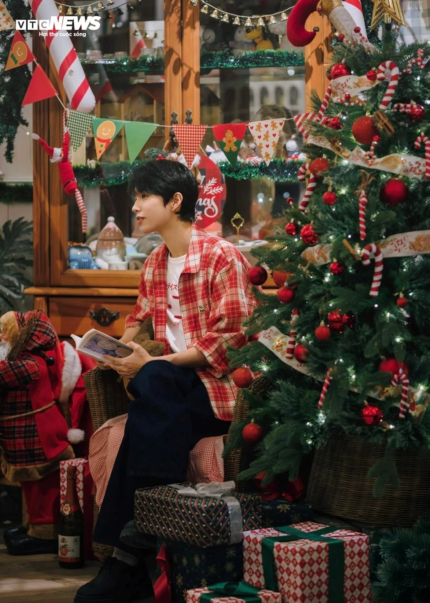 Hàng quán ở TP.HCM rực rỡ không khí Giáng sinh, giới trẻ đua nhau check-in - 15