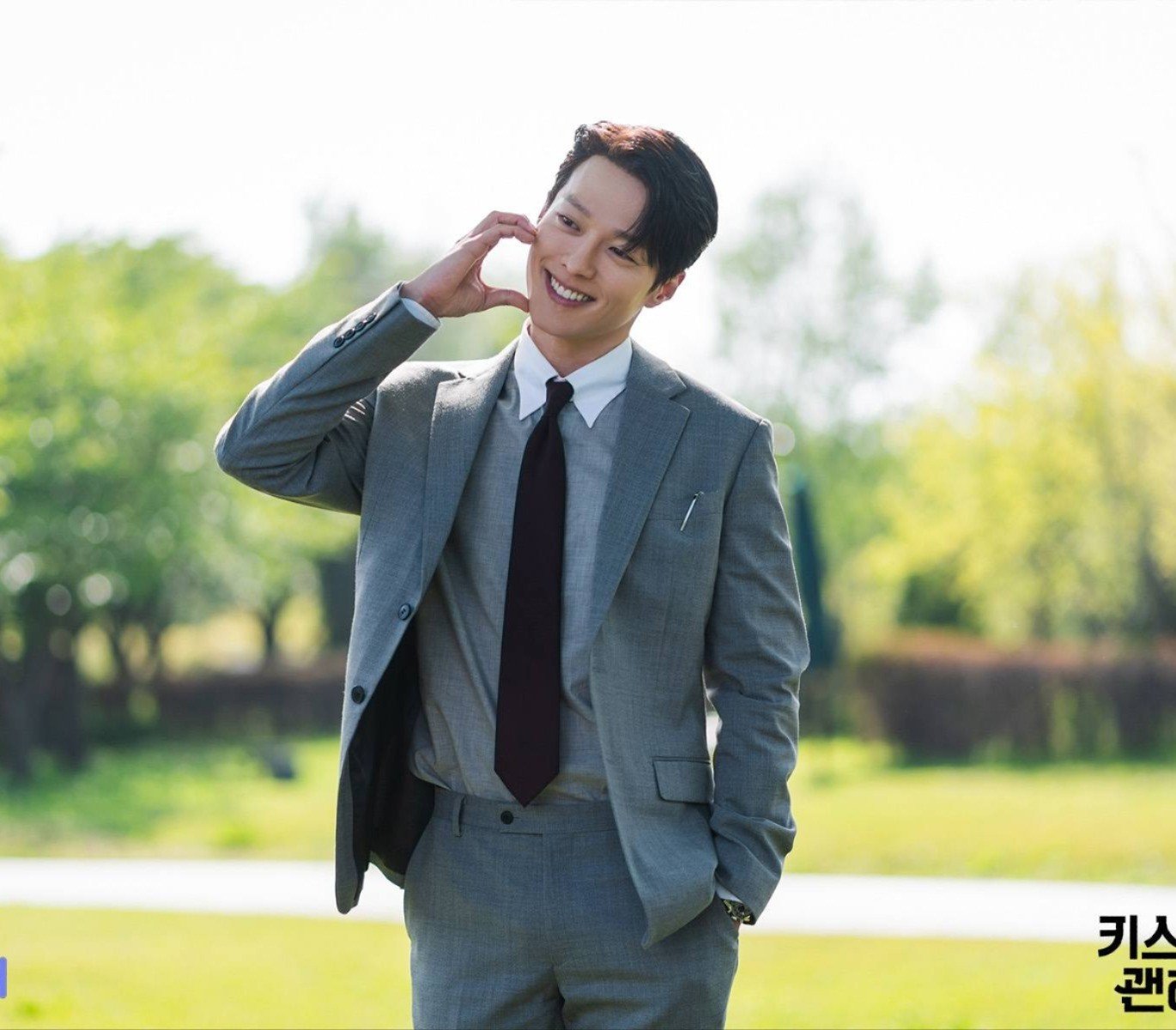 Nhân vật Gong Ji Hyuk được xây dựng theo mô-típ quen thuộc của dòng rom-com, điểm đáng chú ý nằm ở cách Jang Ki Yong thể hiện sự chuyển biến nội tâm. Từ vẻ ngoài khép kín, lý trí đến những khoảnh khắc bối rối, mềm mỏng trong tình cảm, nam diễn viên tiết chế biểu cảm, hạn chế lối diễn hình thức từng khiến anh bị chê trước đây. Phản ứng tích cực của khán giả cho thấy Dynamite Kiss đang giúp Jang Ki Yong bật lên.