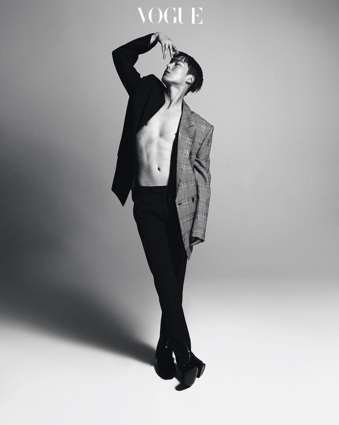 Trước khi được biết đến trên màn ảnh nhỏ, Jang Ki Yong là gương mặt quen thuộc của làng mốt Hàn Quốc. Ra mắt với tư cách người mẫu năm 2012, anh nhanh chóng gây chú ý nhờ chiều cao 1,87 m nổi bật, tỷ lệ cơ thể chuẩn cùng gương mặt sắc cạnh. Jang Ki Yong từng sải bước trên nhiều sàn diễn lớn và là lựa chọn của các thương hiệu thời trang như Dolce &amp; Gabbana, Dior, Loewe…