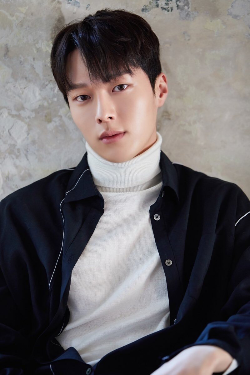 Jang Ki Yong hiện nằm dưới quyền quản lý của United Artist Agency - nơi quy tụ nhiều diễn viên tên tuổi như Song Hye Kyo, Ahn Eun Jin. Ở thời điểm hiện tại, anh không còn là gương mặt mới cũng chưa phải ngôi sao bảo chứng rating, nhưng đã vượt qua giai đoạn loay hoay tìm chỗ đứng.