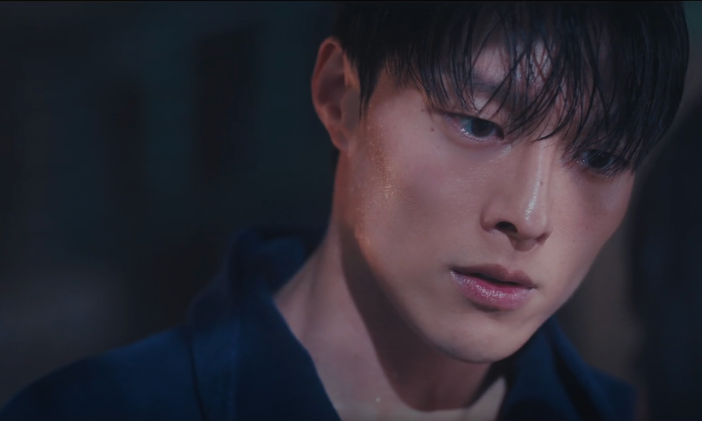 Chính ngoại hình quá nổi bật lại trở thành “con dao hai lưỡi” khi anh chuyển sang diễn xuất. Trong những năm đầu, Jang Ki Yong thường bị nhận xét “bình hoa di động”, thiếu kỹ thuật khi đóng cảnh đòi hỏi chiều sâu tâm lý. Những lời chê trách bủa vây anh suốt thời gian dài.