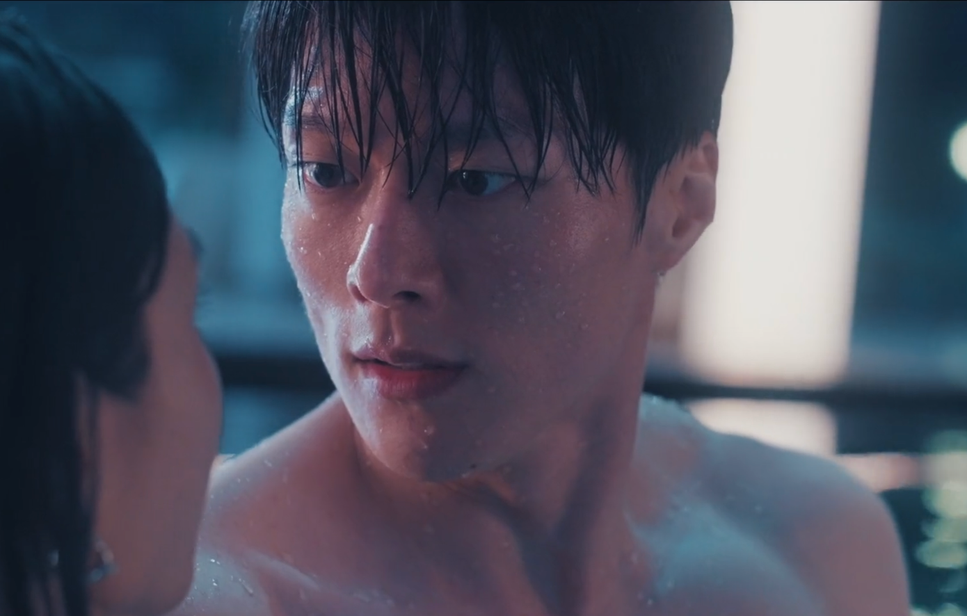 Chính ngoại hình quá nổi bật lại trở thành “con dao hai lưỡi” khi anh chuyển sang diễn xuất. Trong những năm đầu, Jang Ki Yong thường bị nhận xét “bình hoa di động”, thiếu kỹ thuật khi đóng cảnh đòi hỏi chiều sâu tâm lý. Những lời chê trách bủa vây anh suốt thời gian dài.