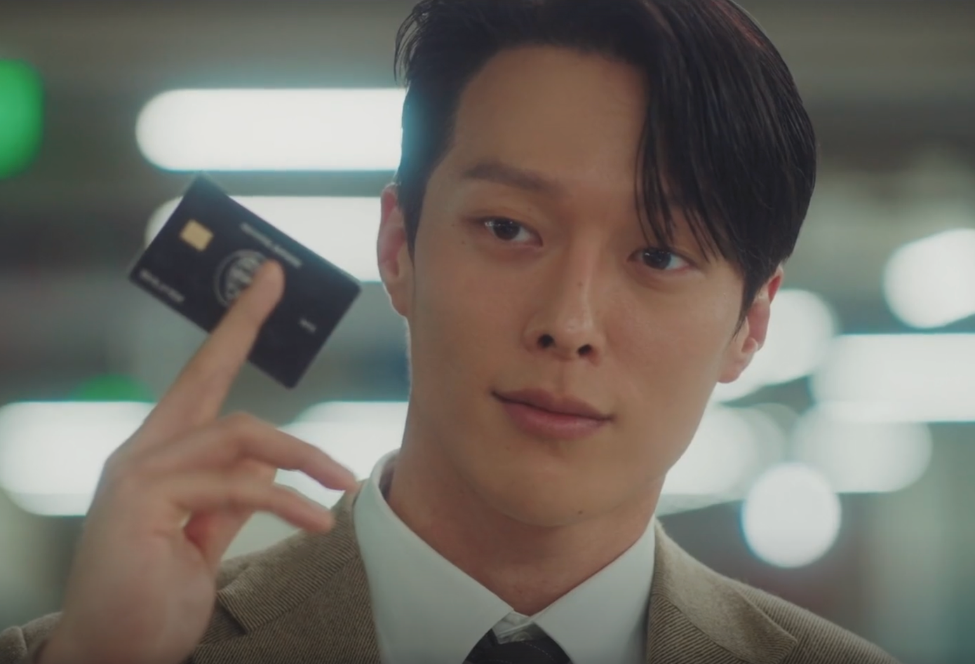 Chính ngoại hình quá nổi bật lại trở thành “con dao hai lưỡi” khi anh chuyển sang diễn xuất. Trong những năm đầu, Jang Ki Yong thường bị nhận xét “bình hoa di động”, thiếu kỹ thuật khi đóng cảnh đòi hỏi chiều sâu tâm lý. Những lời chê trách bủa vây anh suốt thời gian dài.