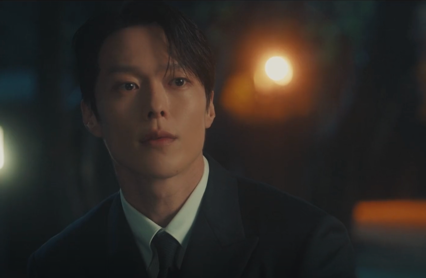 Chính ngoại hình quá nổi bật lại trở thành “con dao hai lưỡi” khi anh chuyển sang diễn xuất. Trong những năm đầu, Jang Ki Yong thường bị nhận xét “bình hoa di động”, thiếu kỹ thuật khi đóng cảnh đòi hỏi chiều sâu tâm lý. Những lời chê trách bủa vây anh suốt thời gian dài.