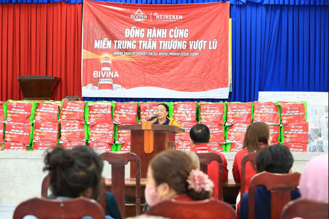 Bà Trịnh Thị Phượng, đại diện cho bà con gửi lời cảm ơn đến Ban tổ chức