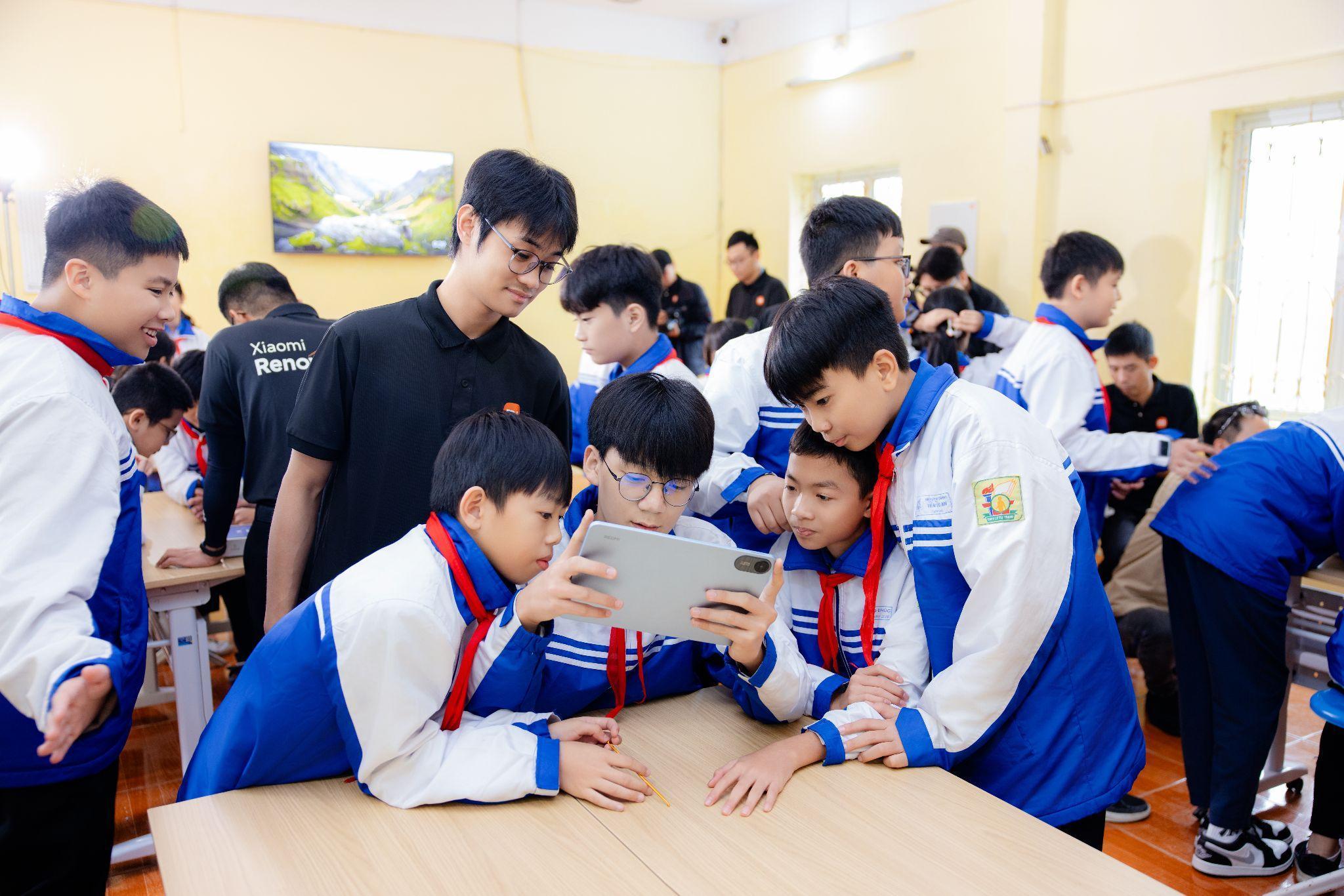 Học sinh hào hứng trải nghiệm các thiết bị hiện đại trong không gian thư viện mới.