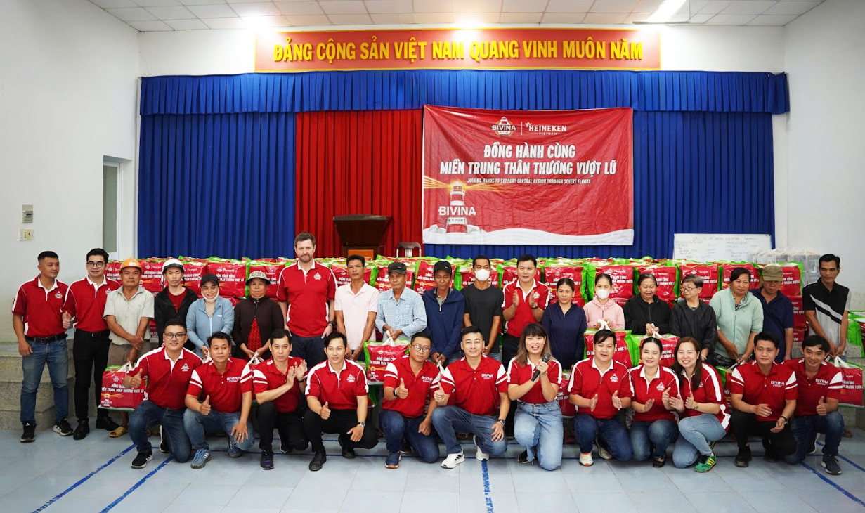 Đại diện nhãn hàng Bivina chụp hình lưu niệm cùng bà con phường Tây Nha Trang, Khánh Hòa