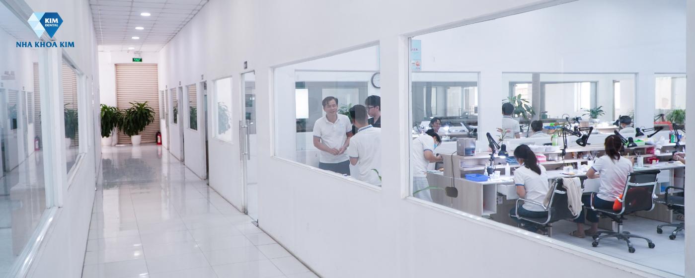 Nhà máy Labo nội bộ quy mô 2.000m2 giúp Nha Khoa Kim kiểm soát 100% nguồn gốc và chất lượng sứ.