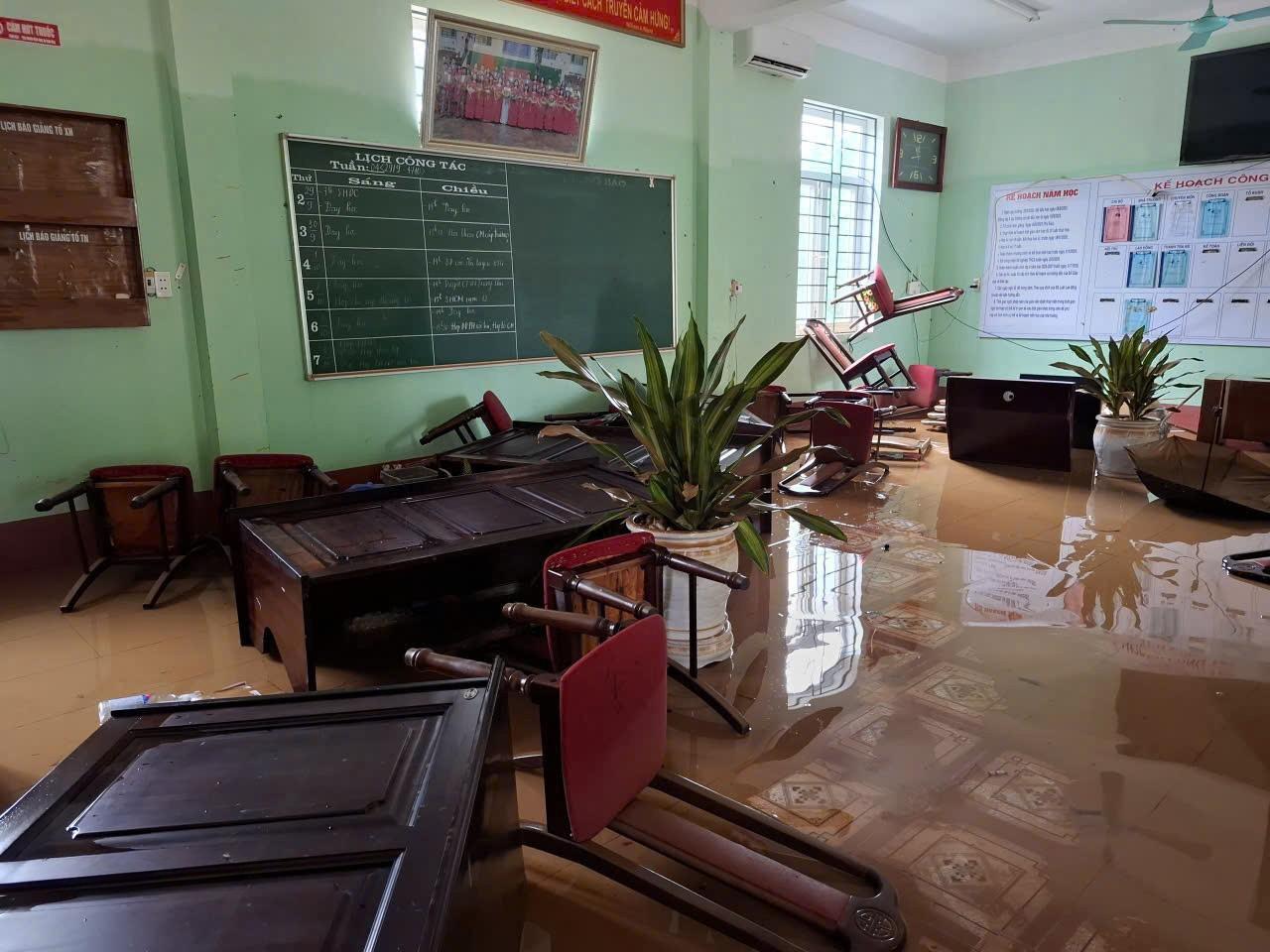 Trường THCS Lý Tự Trọng (Tuyên Quang) tan hoang sau mưa lũ