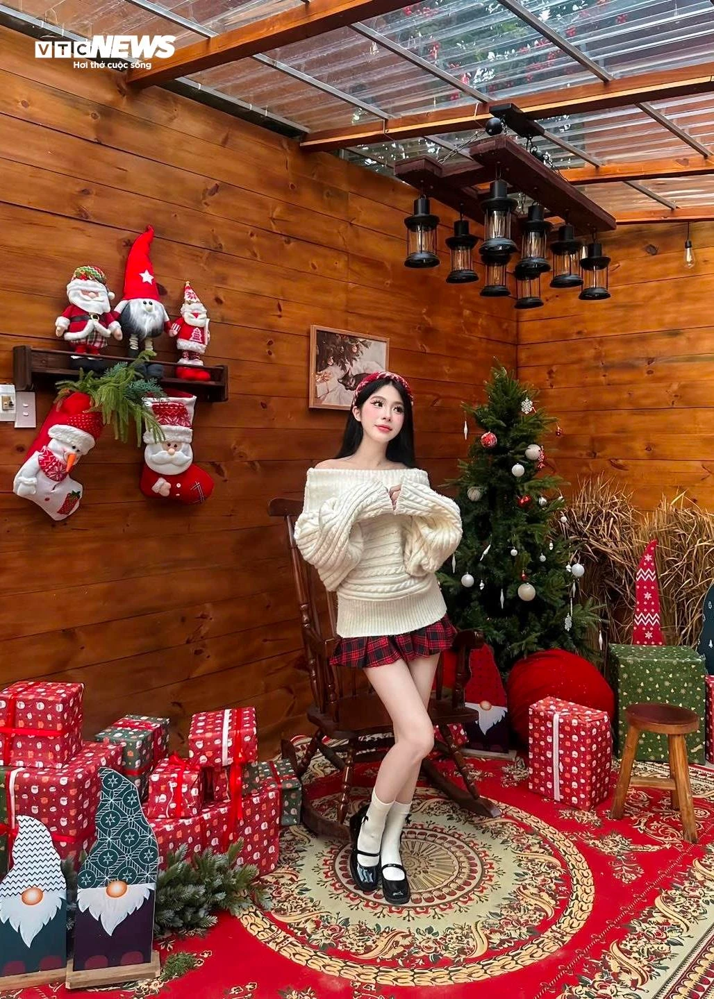 Hàng quán ở TP.HCM rực rỡ không khí Giáng sinh, giới trẻ đua nhau check-in - 23