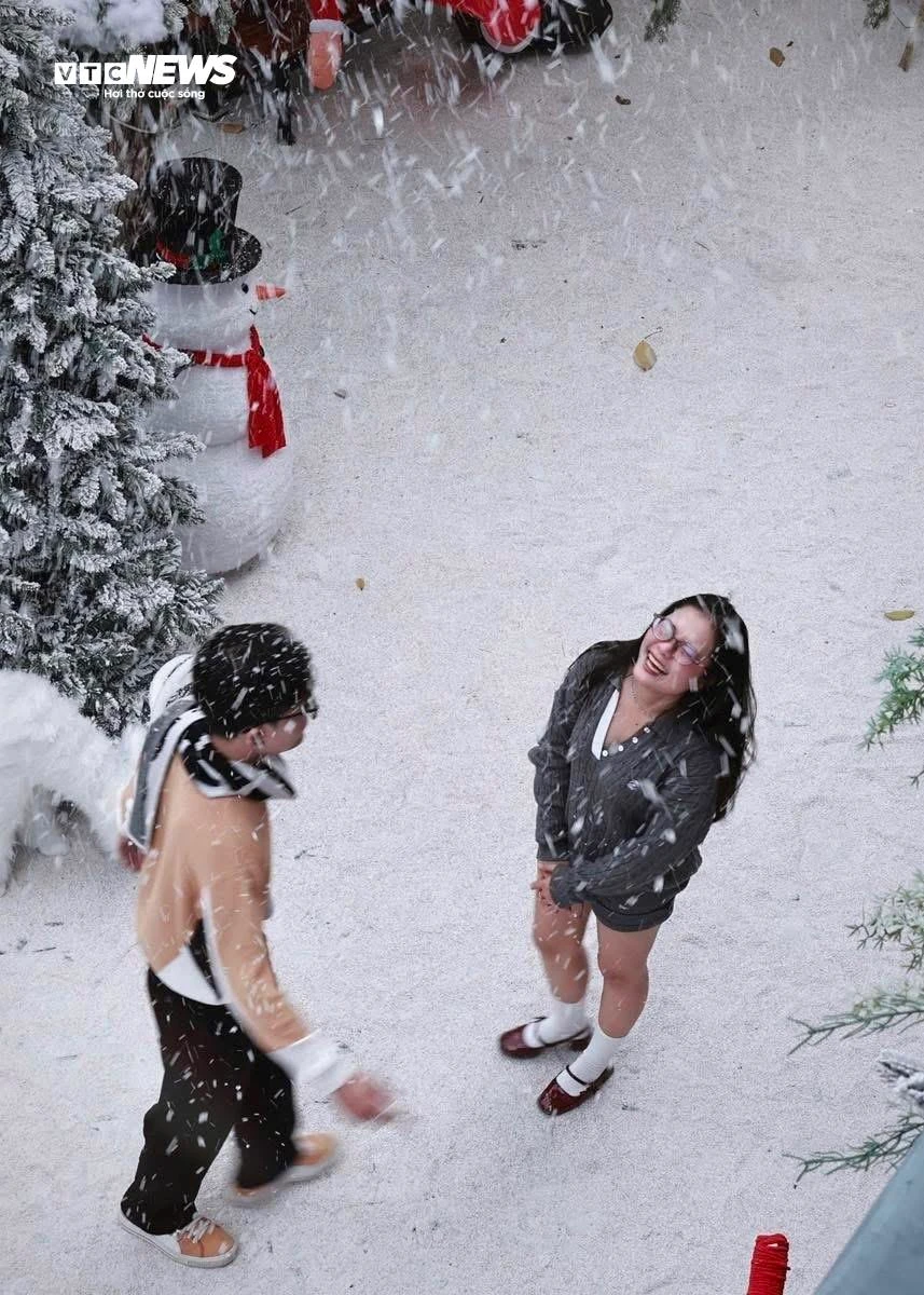 Hàng quán ở TP.HCM rực rỡ không khí Giáng sinh, giới trẻ đua nhau check-in - 24