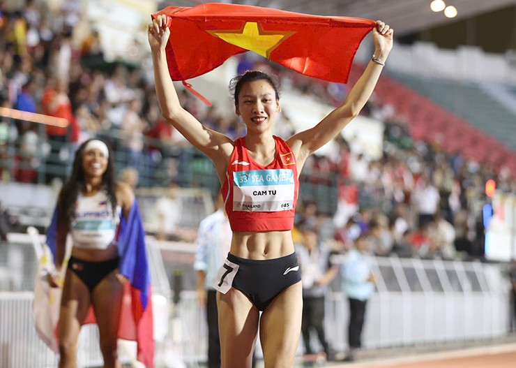 Nhan sắc và vóc dáng "vạn người mê" của Cẩm Tú