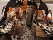 Jake Paul bị Joshua đấm vỡ hàm răng vẫn ngông, khoe tiền trải kín máy bay & 6 khẩu súng