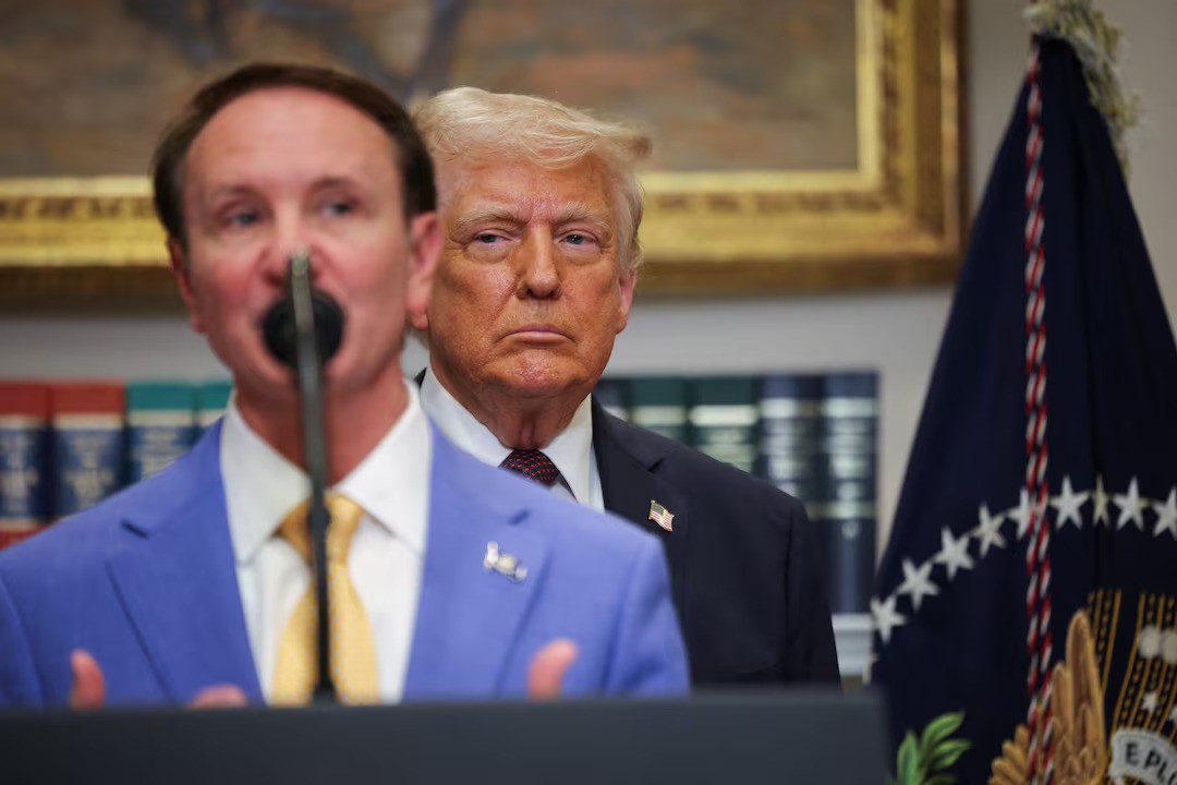 Ông Trump đứng ở phía sau khi Thống đốc Louisiana Jeff Landry phát biểu (ảnh: Reuters)
