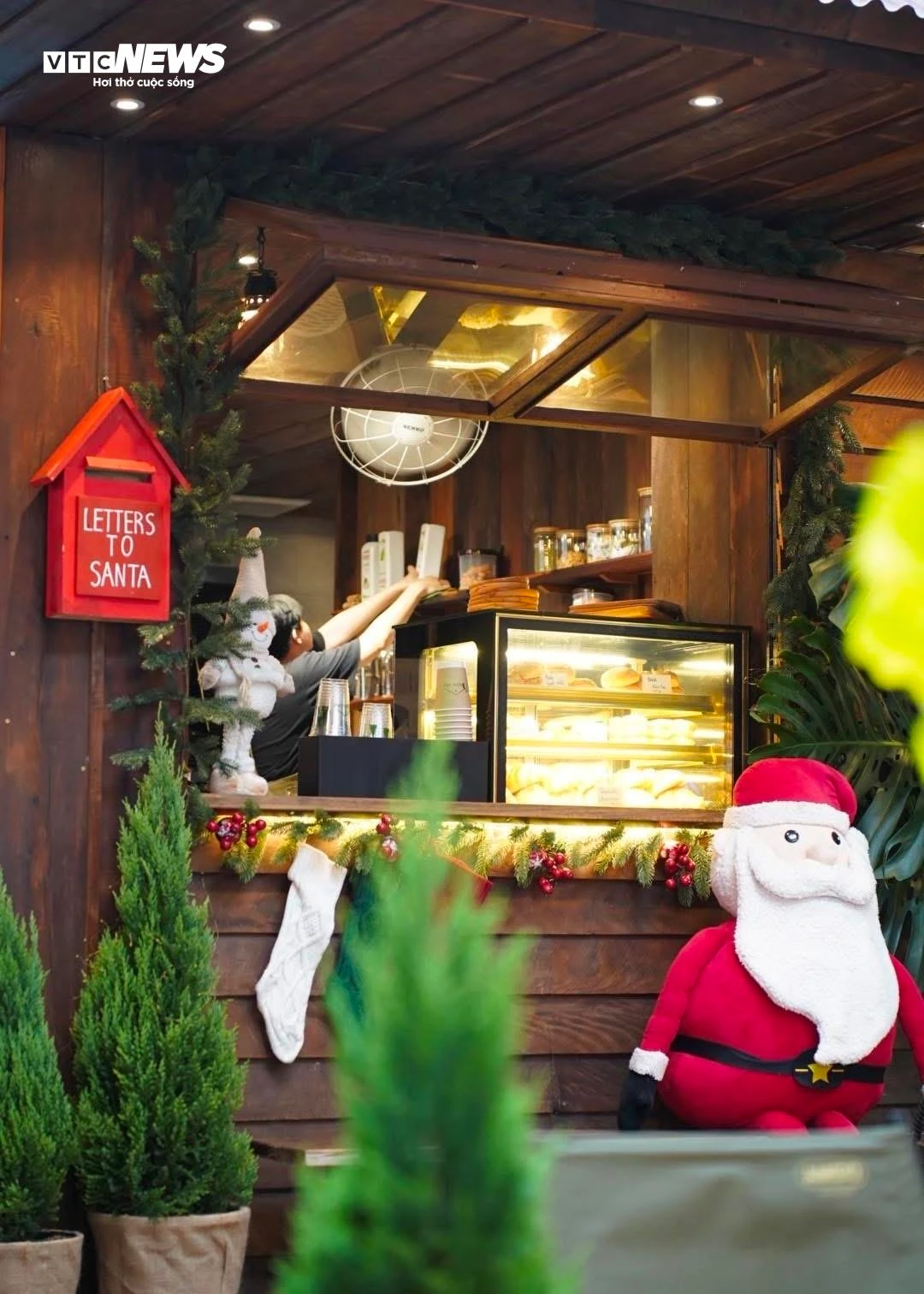 Hàng quán ở TP.HCM rực rỡ không khí Giáng sinh, giới trẻ đua nhau check-in - 19