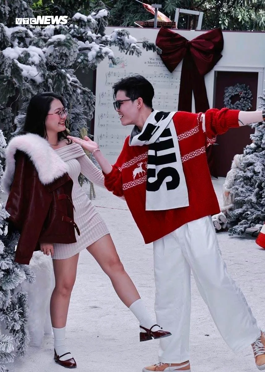 Hàng quán ở TP.HCM rực rỡ không khí Giáng sinh, giới trẻ đua nhau check-in - 21