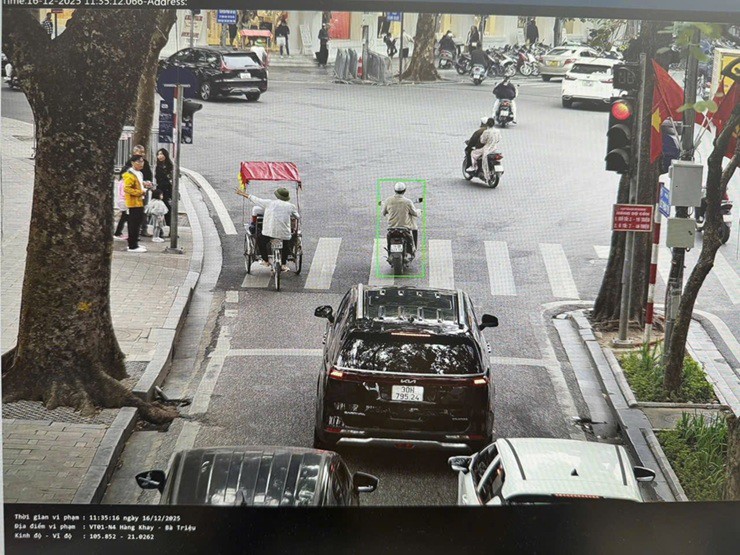 Một trường hợp người điều khiển xe máy vượt đèn đỏ được camera AI phát hiện (Ảnh: Cục Cảnh sát giao thông).