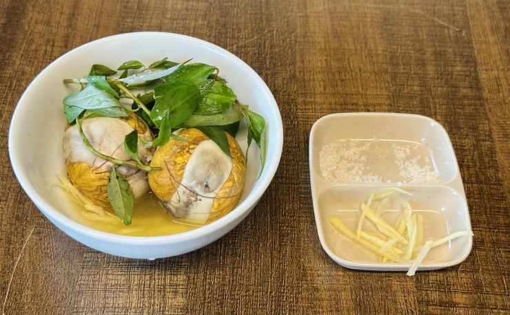 Bạn nên hạn chế thêm muối vào món ăn. Ảnh: Ban Mai