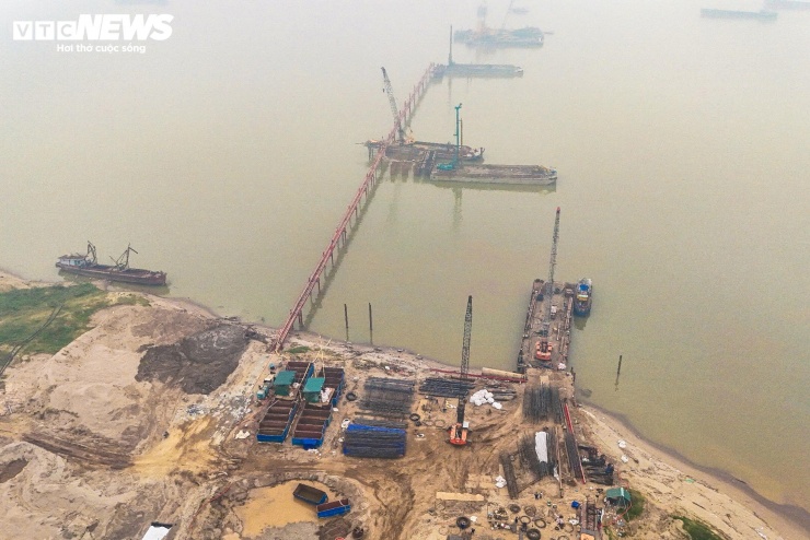 Cận cảnh công trường thi công cầu vượt sông Hồng gần 10.000 tỷ đồng - 3